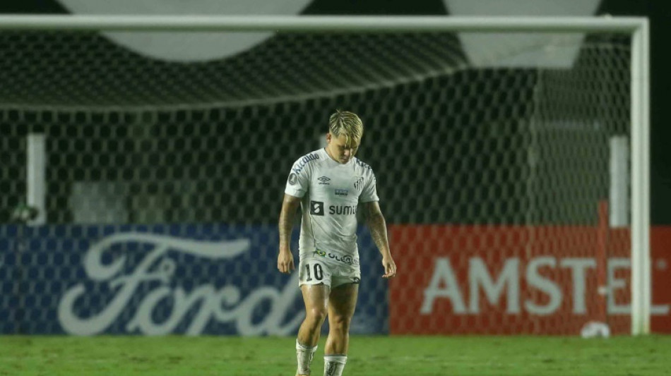 Um ano ap&oacute;s a morte de Pel&eacute;, Santos &eacute; rebaixado pela 1&ordf; vez em sua hist&oacute;ria