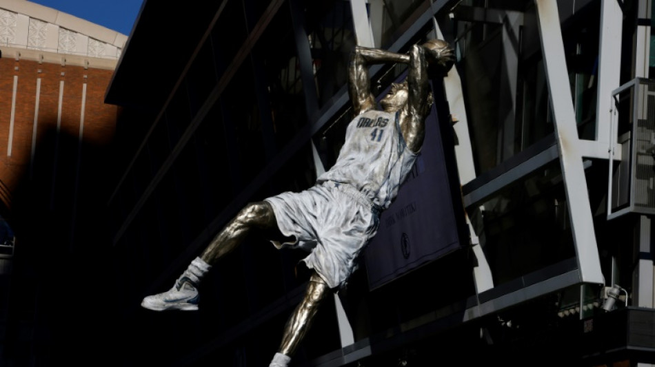 Basket: la l&eacute;gende des Mavericks Dirk Nowitzki a d&eacute;sormais sa statue &agrave; Dallas