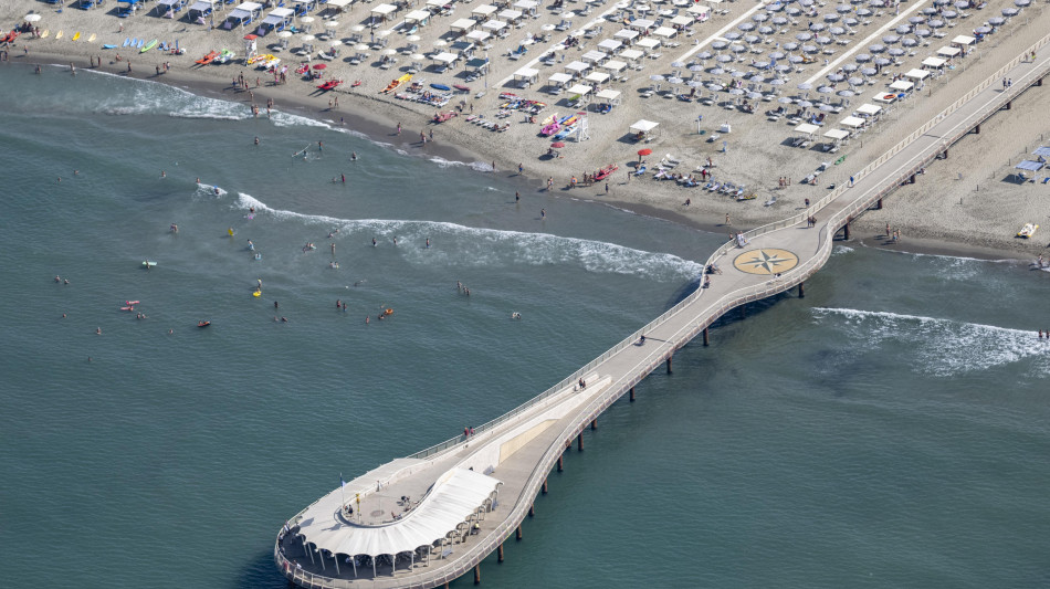 Codacons, per un giorno in spiaggia si spendono fino a 1500 euro