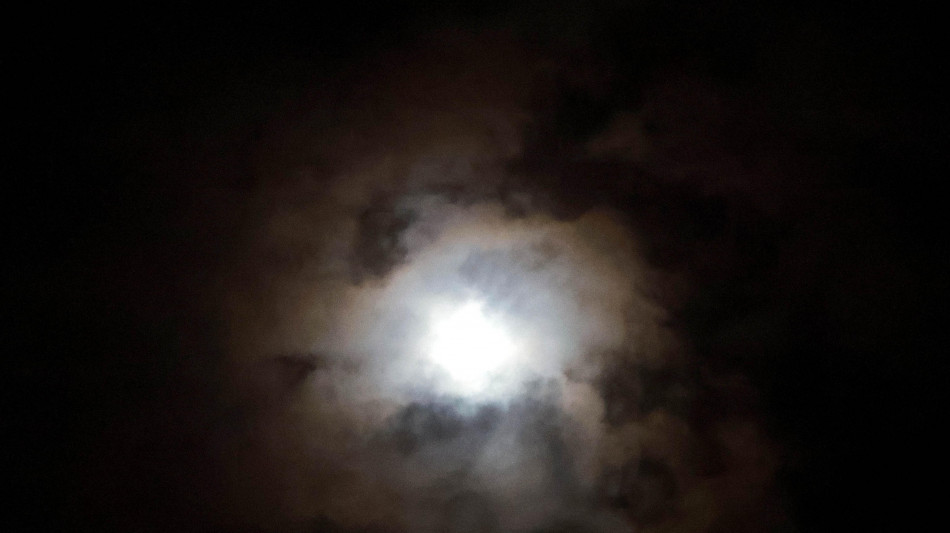  Un'aureola di nuvole per la Luna sopra le cime delle Dolomiti 