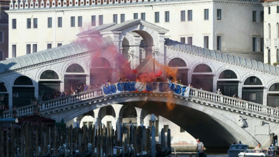 "Bezos, raus aus der Lagune": Protest gegen Hochzeit von US-Milliardär in Venedig