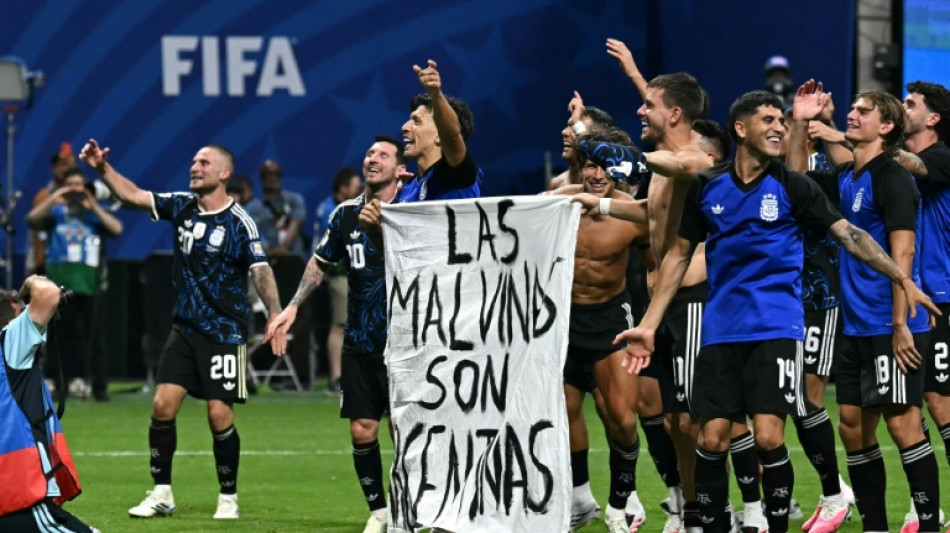  Jogadores da Argentina comemoram vit&oacute;ria com faixa reivindicando Ilhas Malvinas 