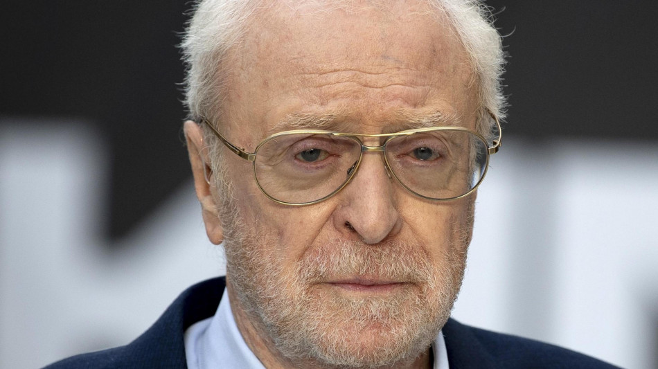 Michael Caine in sedia a rotelle spinto da Vin Diesel