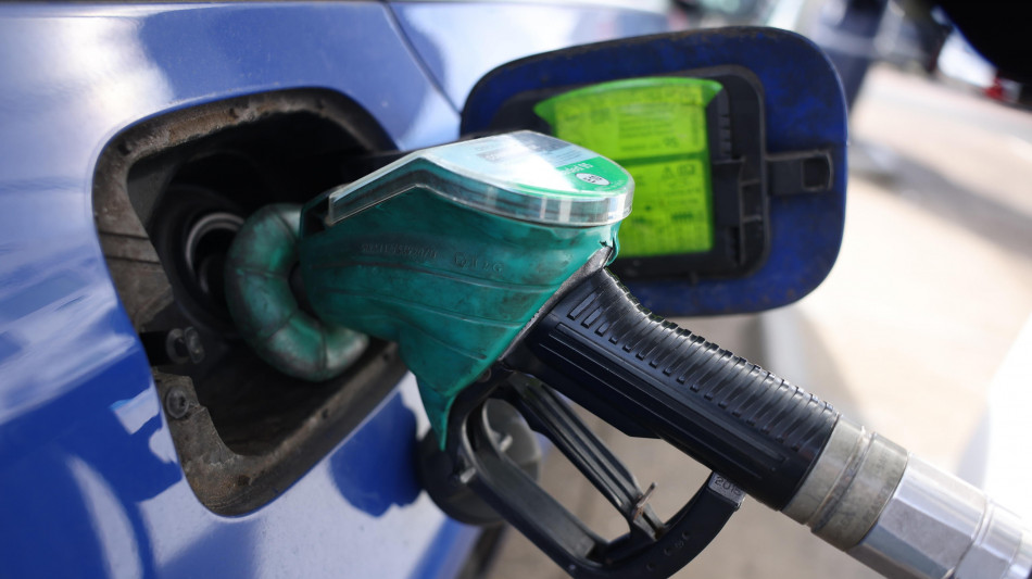  Codacons, 'ancora rincari per i carburanti, l'effetto sconto delle accise si riduce' 