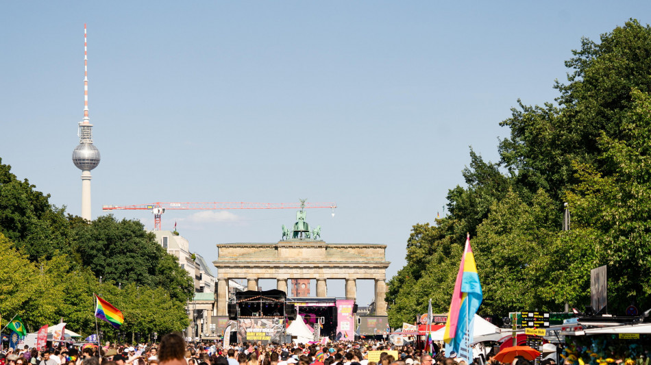  Media, 'veicolo contro la folla a Berlino a margine del Gay Pride, feriti' 