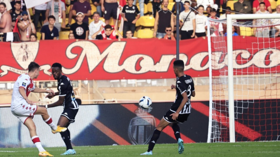 Ligue 1: Monaco, tr&egrave;s remani&eacute;, bat Angers &agrave; l'usure et revient sur Marseille