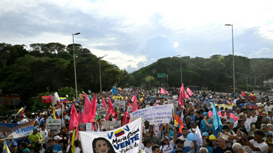  Manifesta&ccedil;&atilde;o por retorno de opositora re&uacute;ne milhares de pessoas na Venezuela 