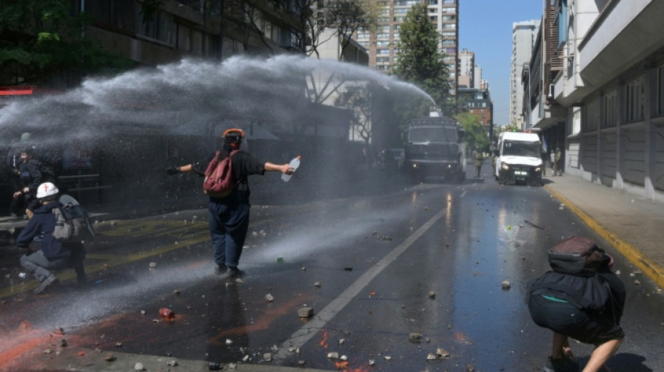Milhares de estudantes no Chile protestam contra Kast por cortes na educa&ccedil;&atilde;o