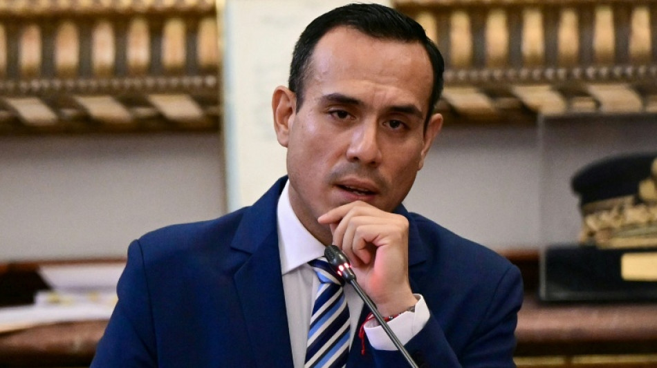  Congresso do Peru define novo presidente interino 