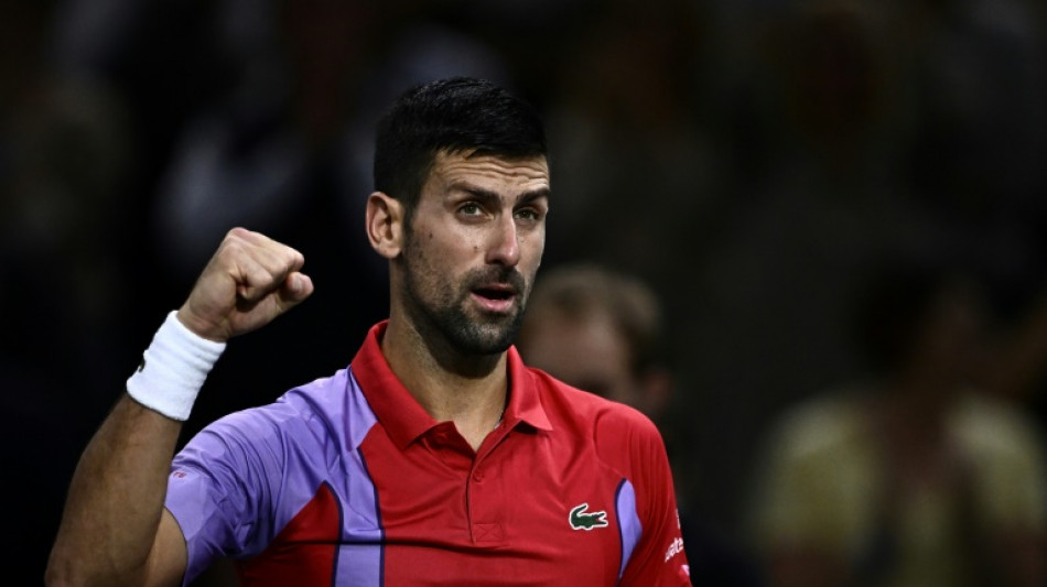 Djokovic sofre, mas vence Griekspoor e vai &agrave;s quartas do Masters 1000 de Paris