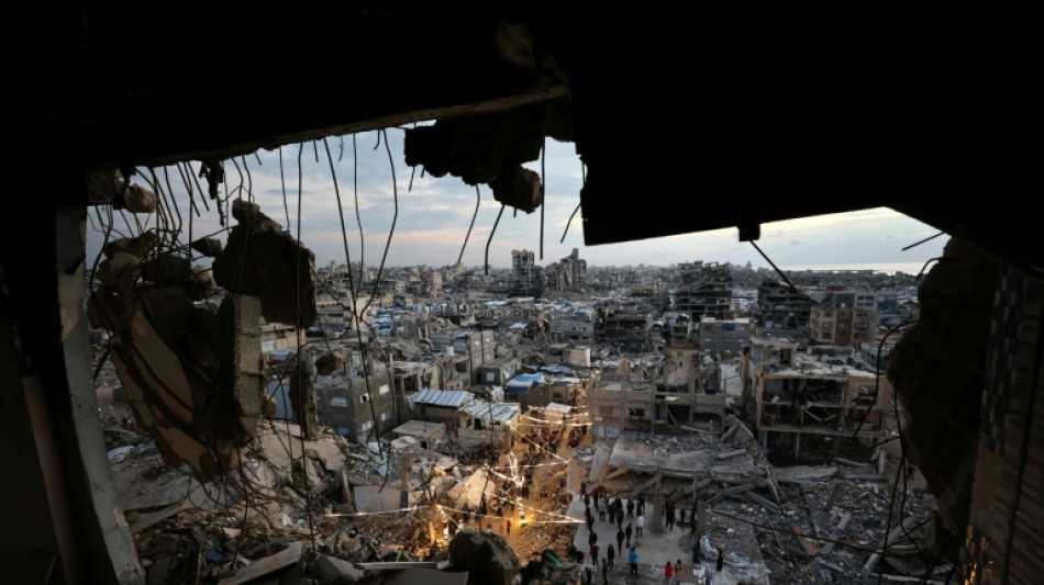  Gazat&iacute;es rescatan libros antiguos en biblioteca devastada por la guerra 