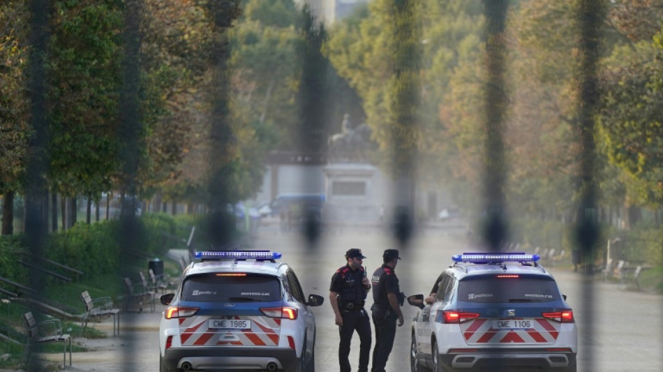  La polic&iacute;a espa&ntilde;ola desaloja a cientos de migrantes que viv&iacute;an en un antiguo liceo cerca de Barcelona 