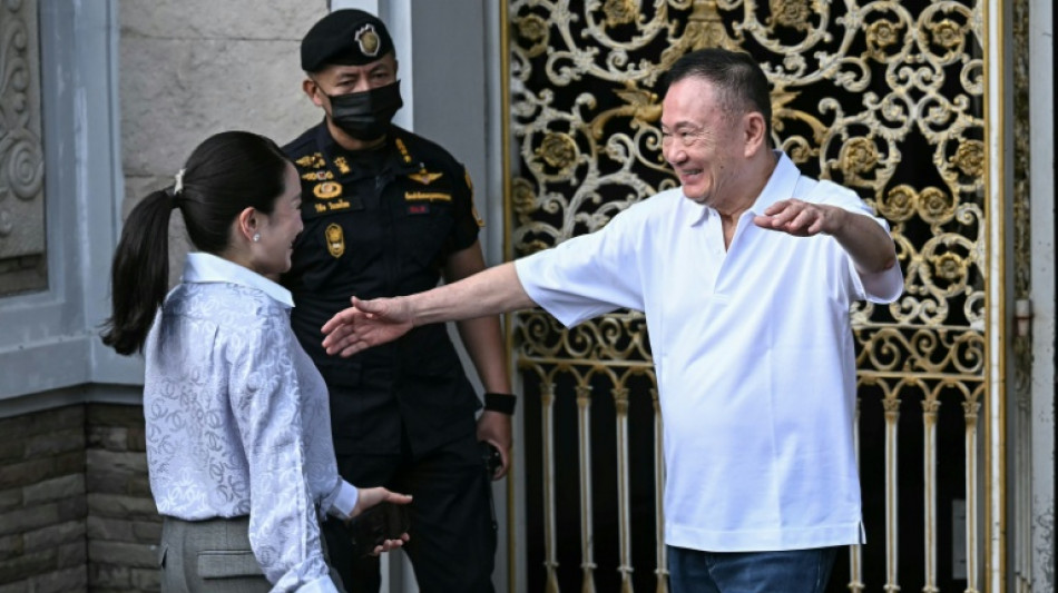  Influyente ex primer ministro tailand&eacute;s Thaksin Shinawatra sale de prisi&oacute;n 