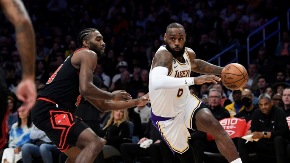 NBA: les Lakers vaincus malgr&eacute; le retour de James, Golden State et Dallas tombent