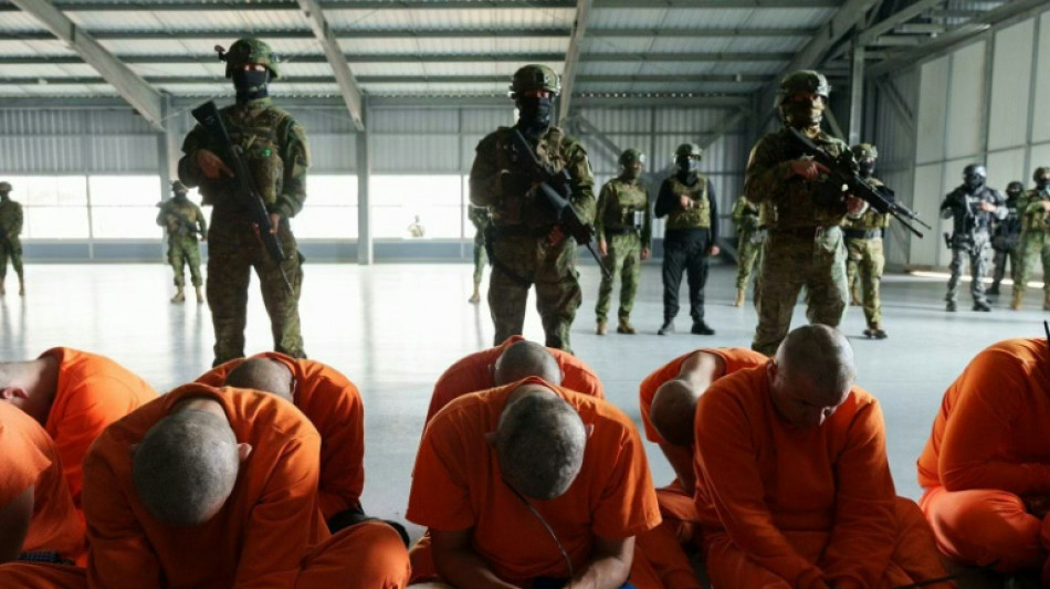 Ecuador traslada a los primeros 300 presos a una megacárcel tras matanza