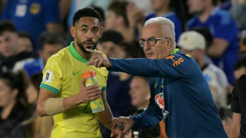 Dorival diz que goleada para Argentina "machuca" mas que encontrar&aacute; o caminho