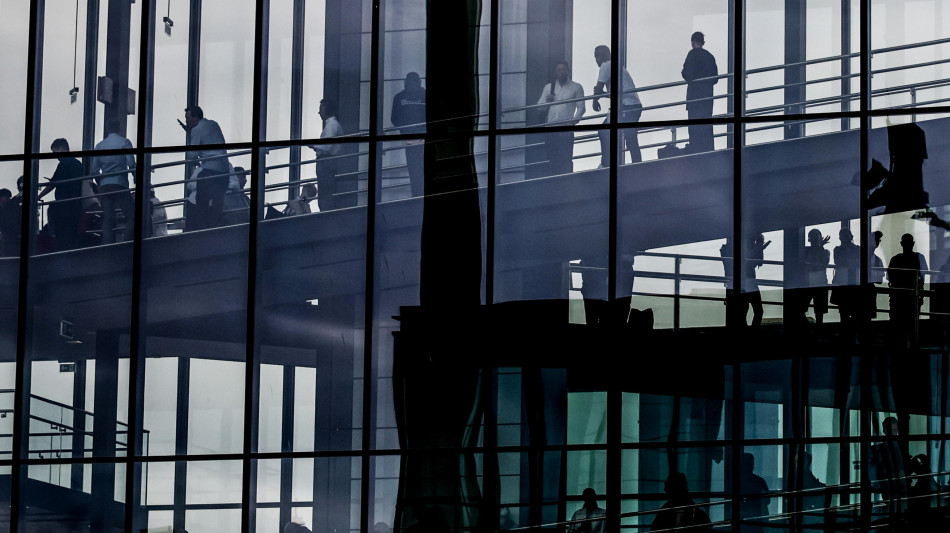  Allo scalo di Berlino stop ai decolli in mattinata a causa del ghiaccio 