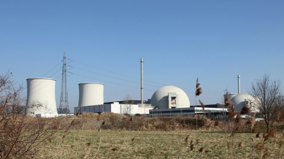 Erster K&uuml;hlturm an stillgelegtem Atomkraftwerk Biblis kontrolliert eingest&uuml;rzt