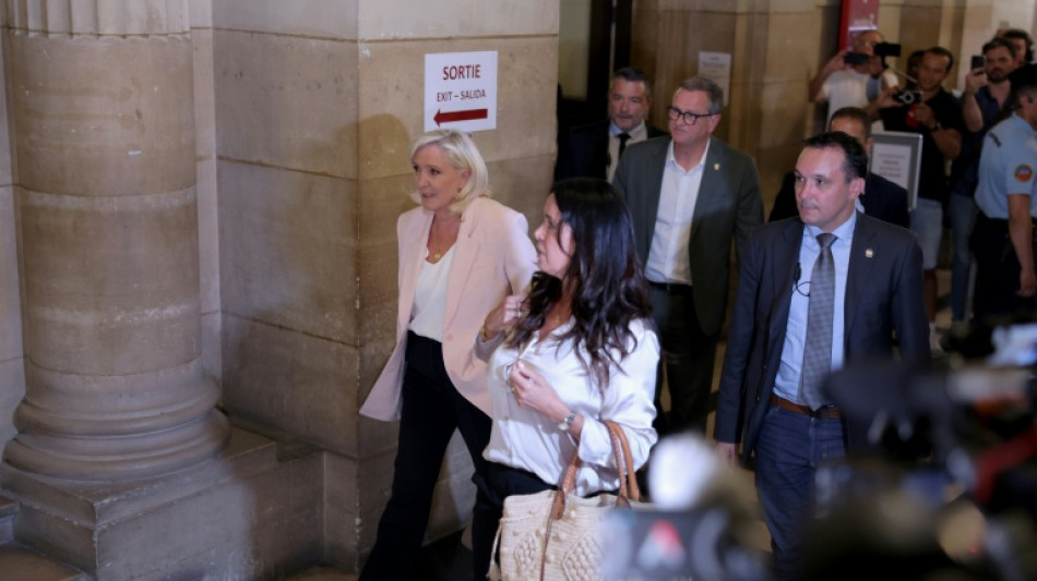 Le Pen in Paris verurteilt: Pr&auml;sidentschaftskandidatur mit Fu&szlig;fessel m&ouml;glich 