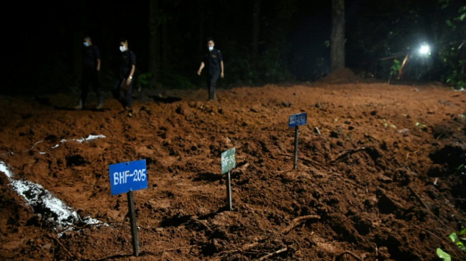  Apr&egrave;s la crue d&eacute;vastatrice, le N&eacute;pal enterre ses morts 