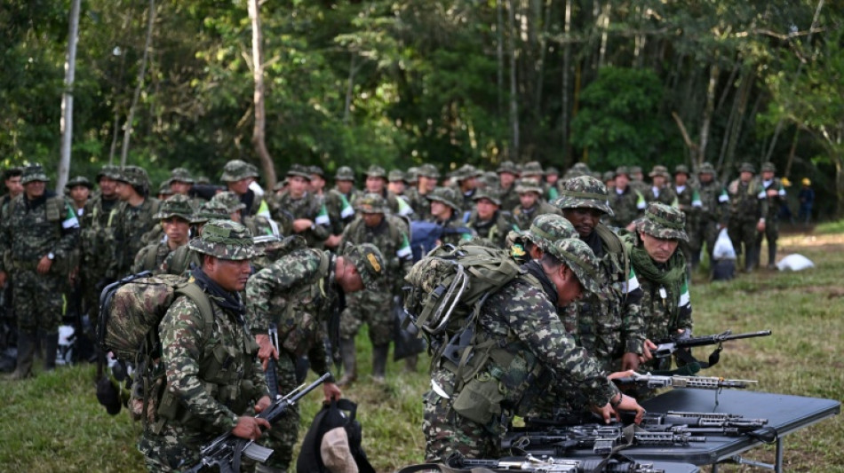  100 Guerilla-K&auml;mpfer in Kolumbien legen ihre Waffen nieder 