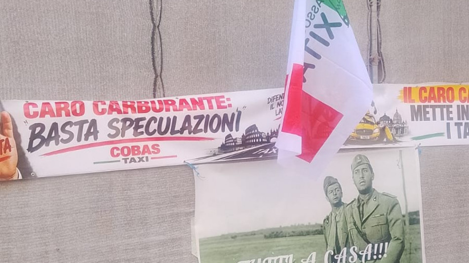 Caro carburanti, sit-in sindacati tassisti davanti al Mef a Roma 