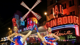 Pás do Moulin Rouge de Paris voltam a girar nesta quinta-feira