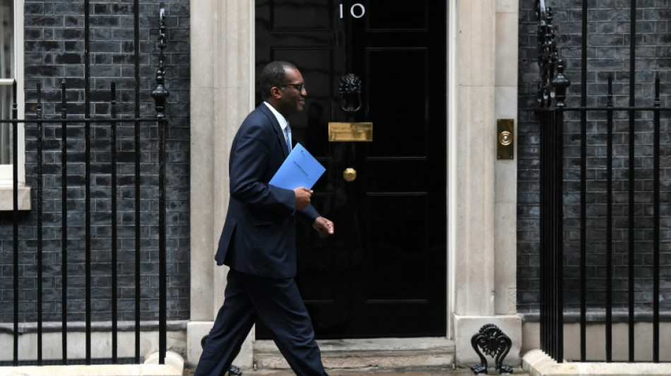 Liz Truss menac&eacute;e, se r&eacute;sout &agrave; de nouvelles concessions et remplace son ministre des Finances