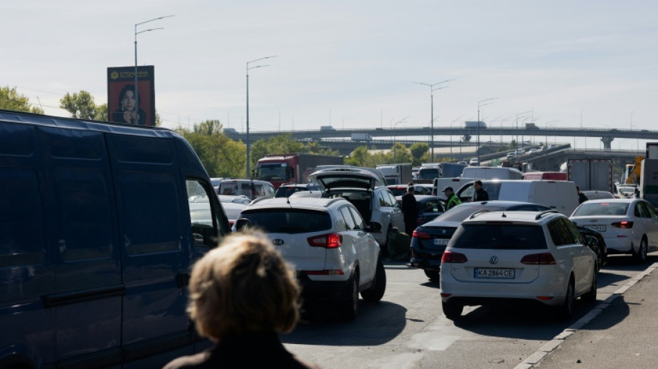  Fechamento de ponte por ataques russos gera enormes congestionamentos em Kiev 