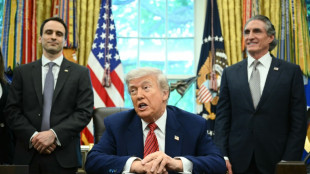 Trump reaviva su guerra comercial contra la UE y amenaza a los fabricantes de celulares