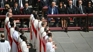 Trump publica una imagen vestido de papa y provoca críticas