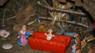 A Terni per Gesù una mangiatoia rossa come le panchine contro i femminicidi