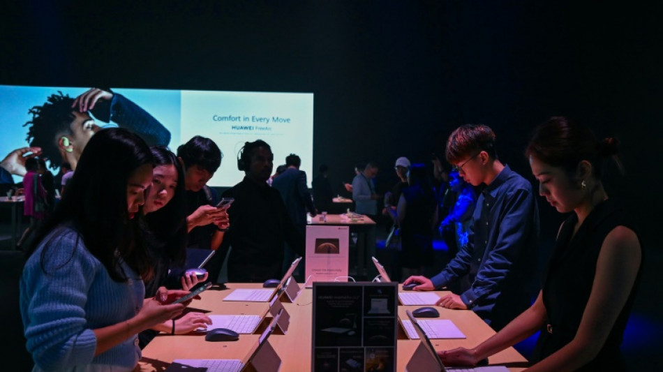 Los beneficios de Huawei caen casi un 30%