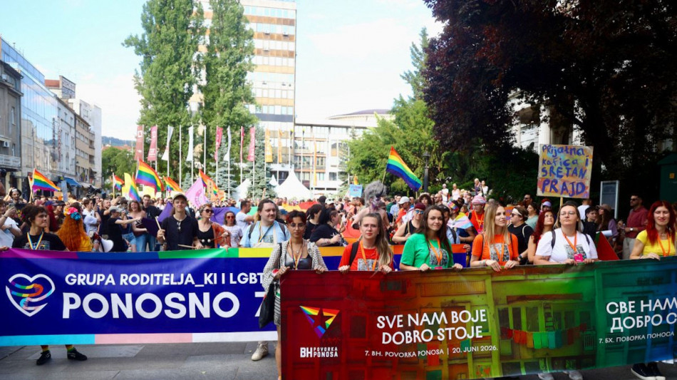  Blindato da polizia e fra messaggi d'odio, il 7/mo Pride sfila a Sarajevo 