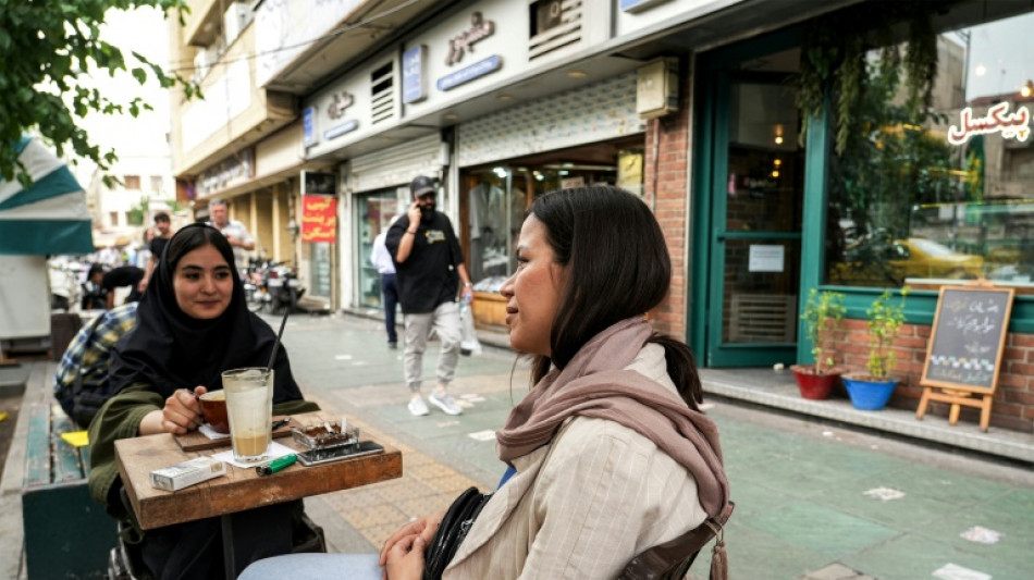  Iran: le pouvoir a l&acirc;ch&eacute; du lest sur le voile, mais la r&eacute;pression n'est jamais loin 