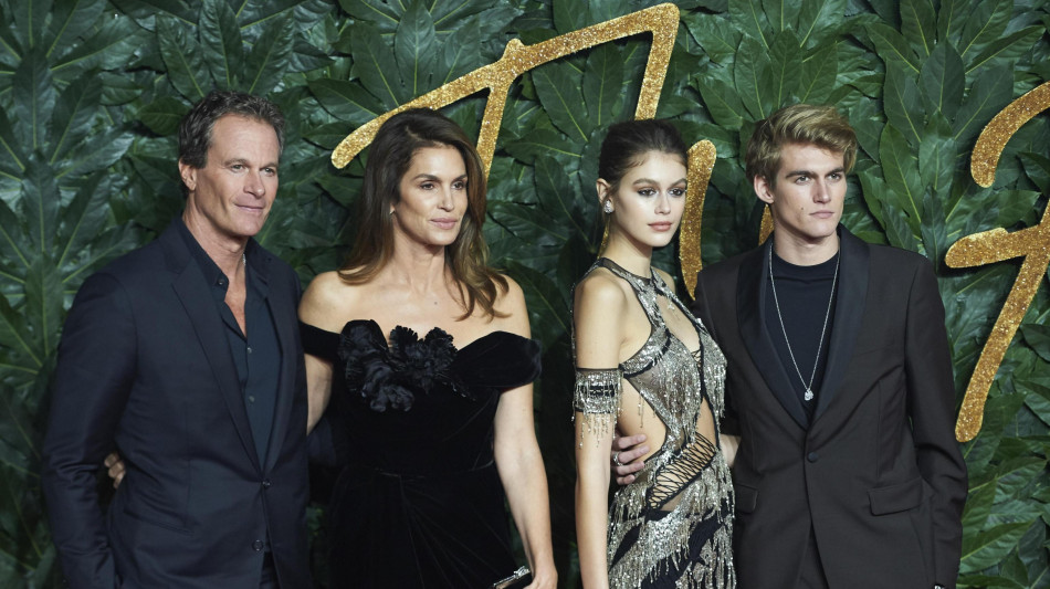  Trovato morto a 27 anni Presley Gerber, il figlio di Cindy Crawford 