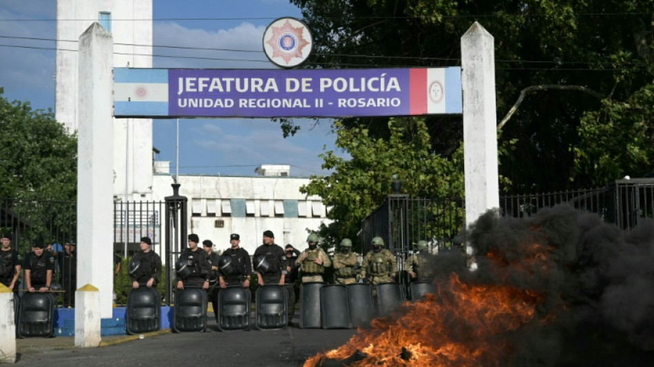  Polic&iacute;as en rebeli&oacute;n levantan la protesta en la ciudad argentina de Rosario 
