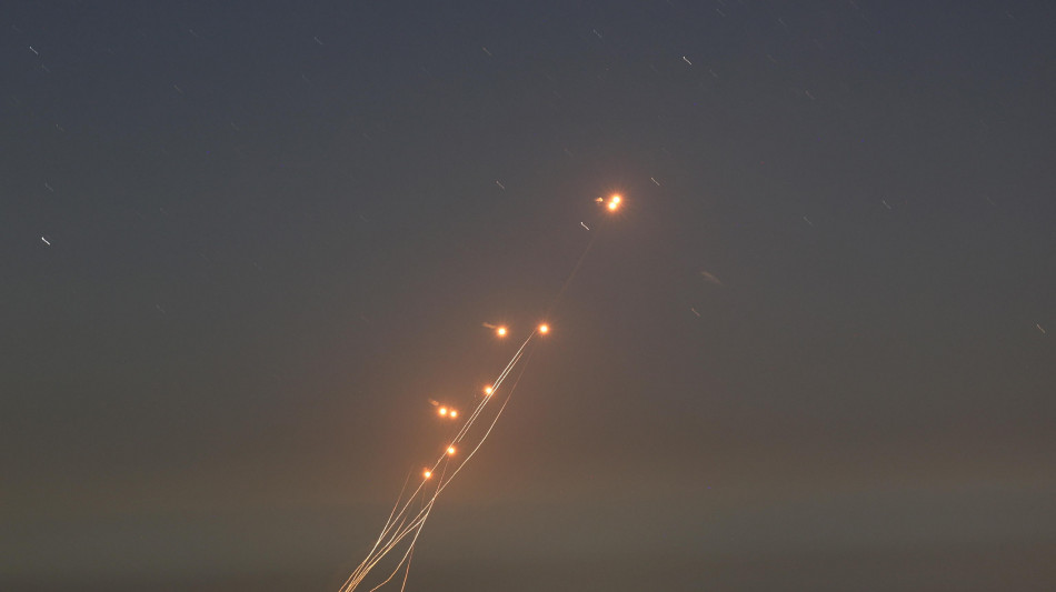 Idf, '100 razzi sparati dal Libano sul nord di Israele'