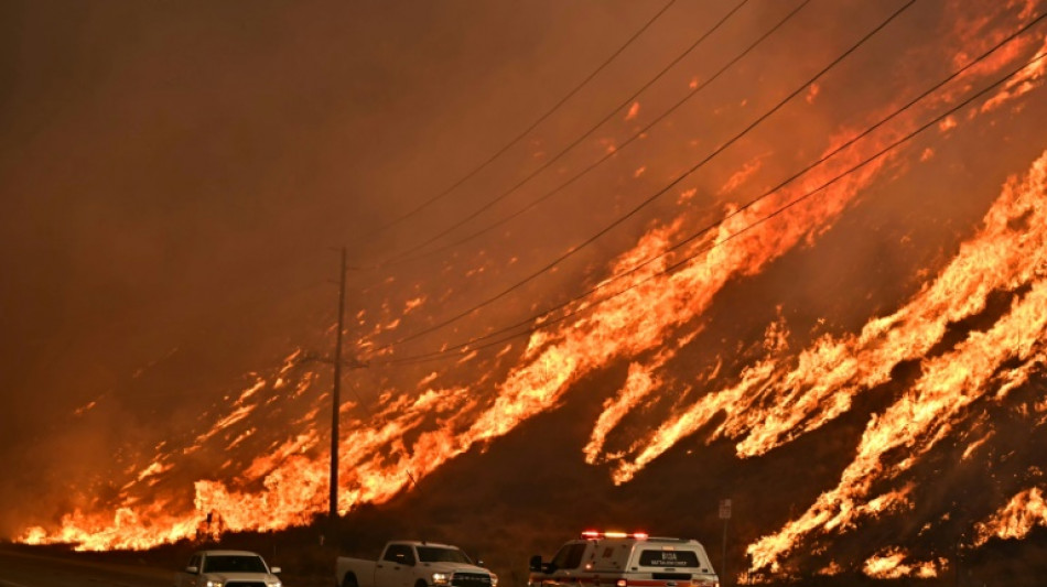 Nouvel incendie violent pr&egrave;s de Los Angeles, des milliers d'&eacute;vacuations