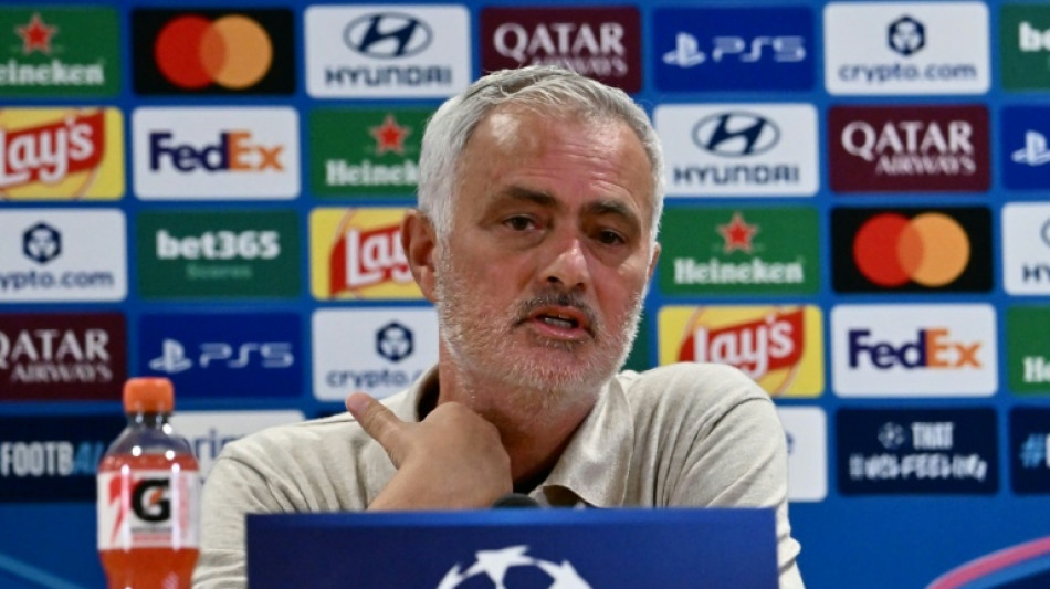  Mourinho evita pol&ecirc;mica e diz confiar nos &aacute;rbitros 