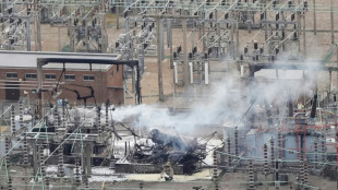El aeropuerto londinense de Heathrow est&aacute; "plenamente operativo" tras su cierre por un incendio