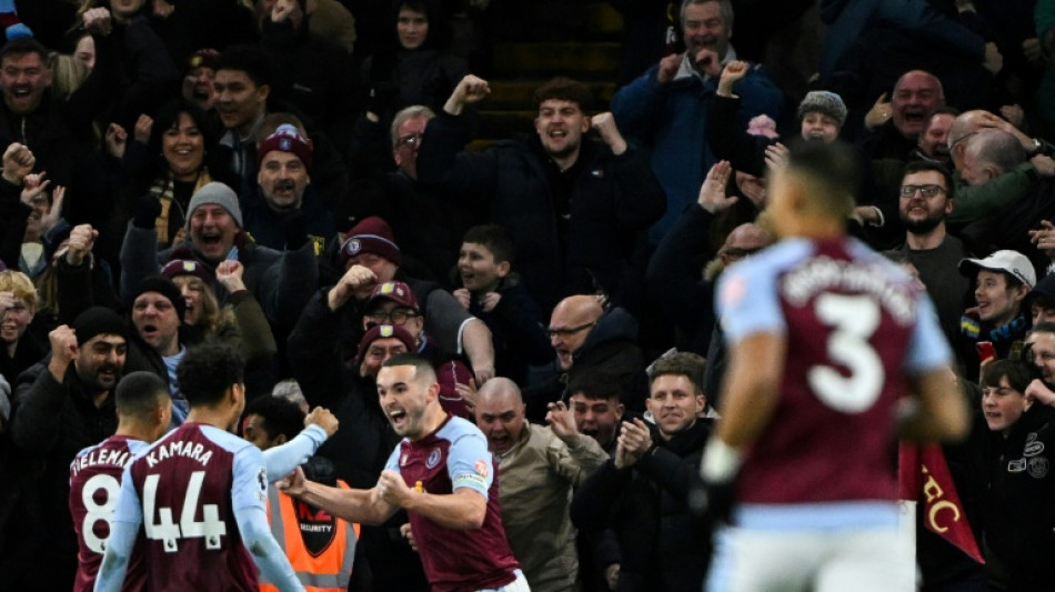 Sensa&ccedil;&atilde;o da Premier, Aston Villa vence Arsenal; Liverpool bate Crystal Palace e &eacute; l&iacute;der