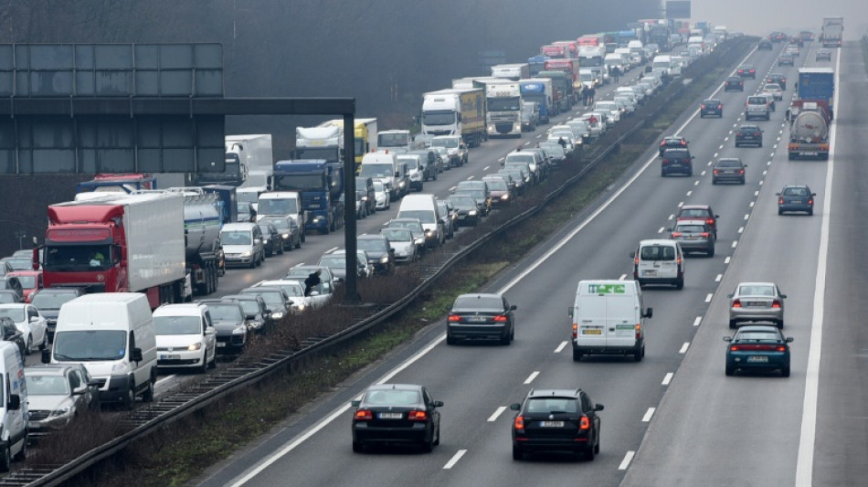 Parkverst&ouml;&szlig;e durch Lastwagen an fast jedem Autobahnrastplatz in Deutschland