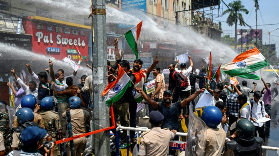  Inde: heurts entre policiers et jeunes protestant &agrave; propos des emplois et des examens 