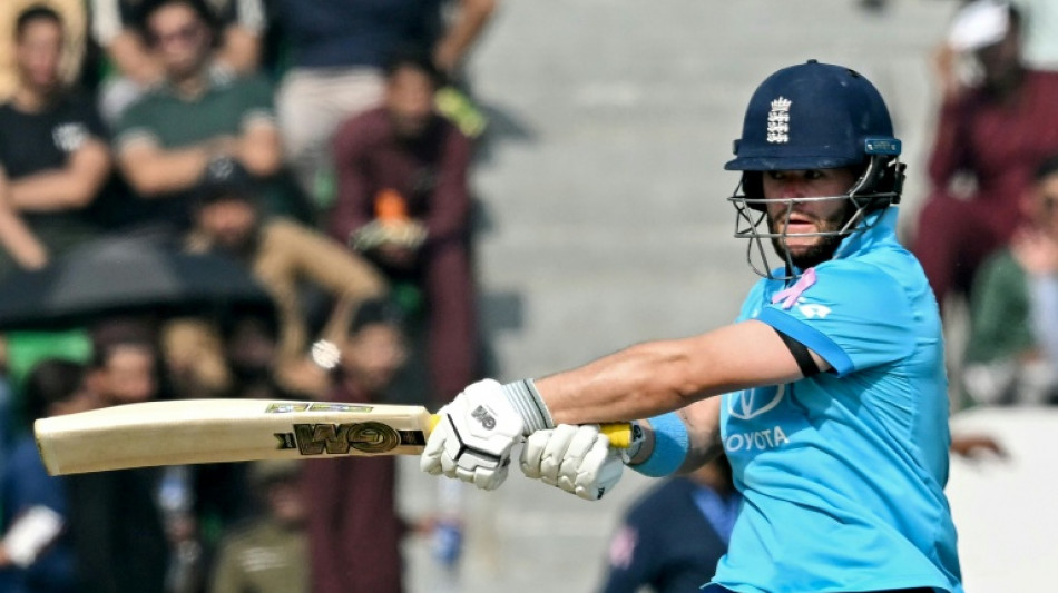  Pakistan keep England to 241 despite Duckett ton 