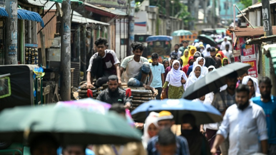  Outrora pr&oacute;spera, ind&uacute;stria t&ecirc;xtil de Bangladesh sofre com demiss&otilde;es em massa 