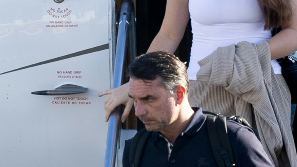  Fl&aacute;vio Bolsonaro diz que saiu do Brasil porque &eacute; v&iacute;tima de "persegui&ccedil;&atilde;o" 