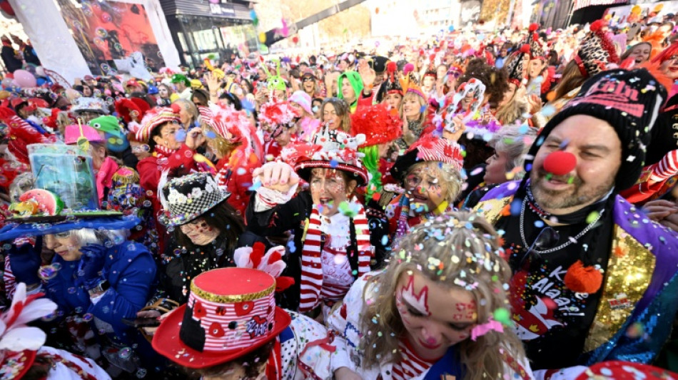  Stra&szlig;enkarneval im Rheinland beginnt mit Weiberfastnacht 