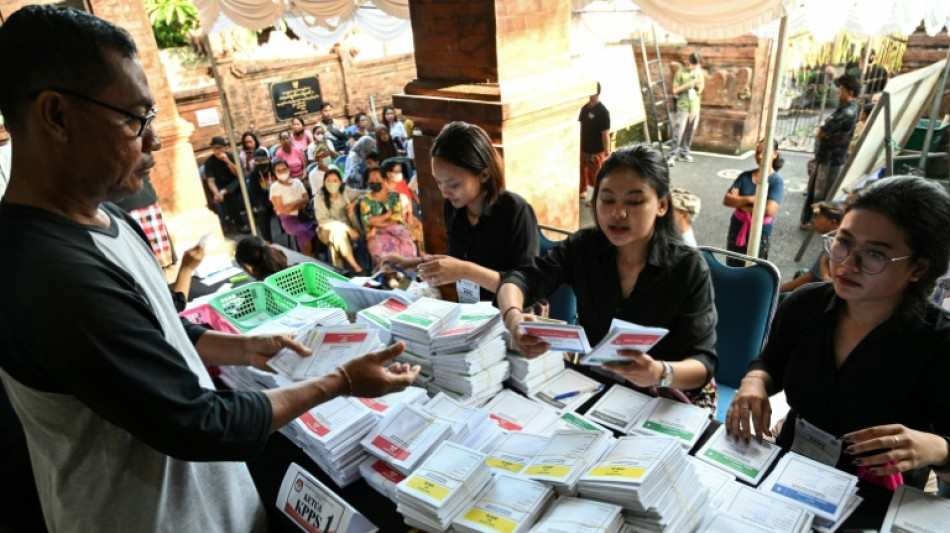 Indon&eacute;sia vota para presidente com pol&ecirc;mico ex-general como favorito