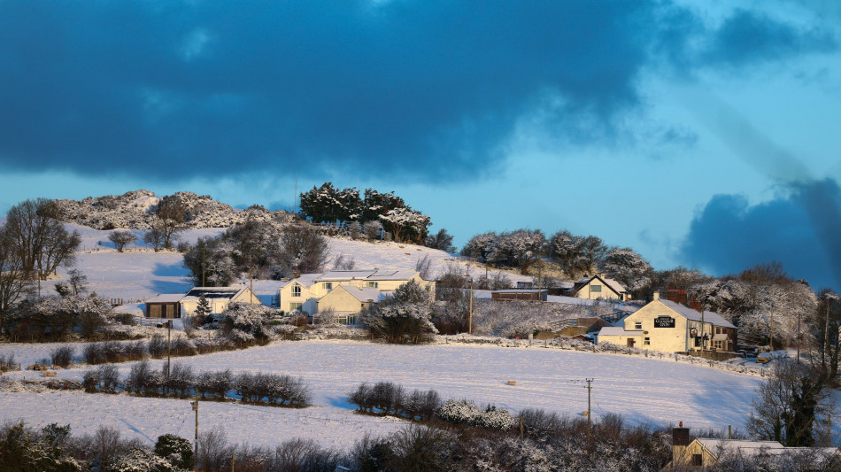 Ondata di neve e gelo nel Regno Unito, disagi nei trasporti